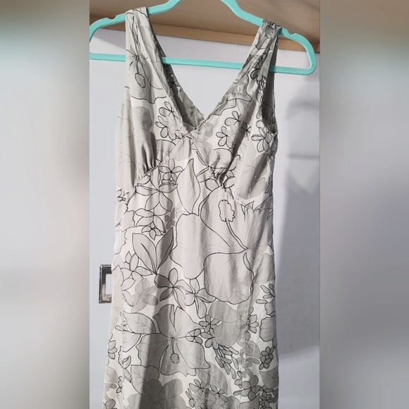 Kensie Dresses & Skirts - Kensie 100% Silk Floral silver dress